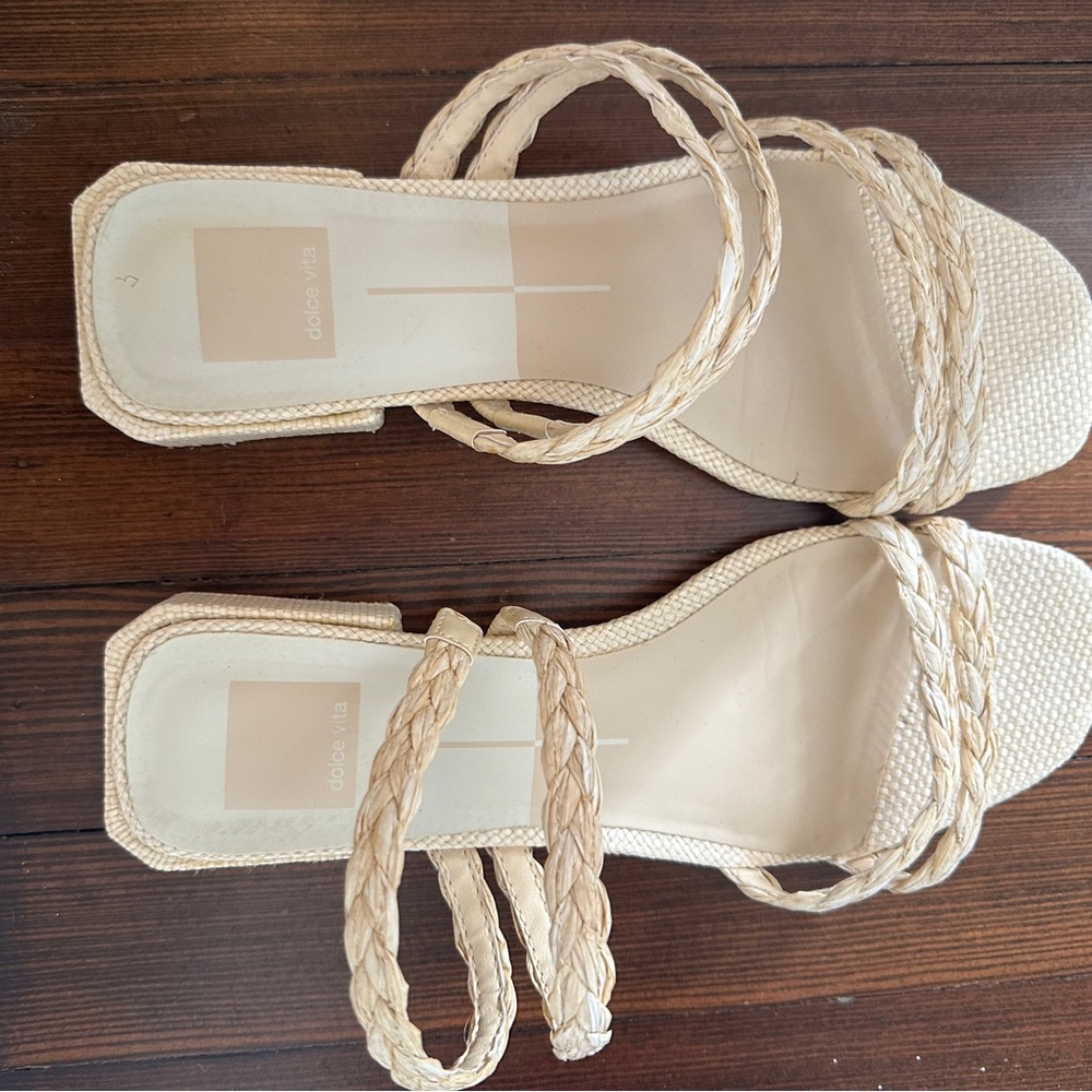 Dolce Vita Raffia flat sandals size 8.5